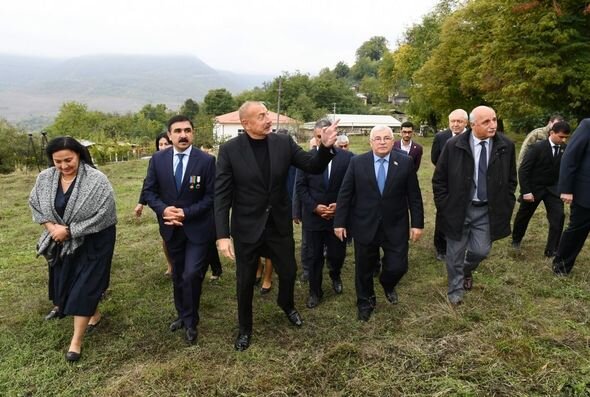 İlham Əliyev Xocavənd rayon ictimaiyyətinin nümayəndələri ilə birlikdə Tuğ kəndində olub - FOTO