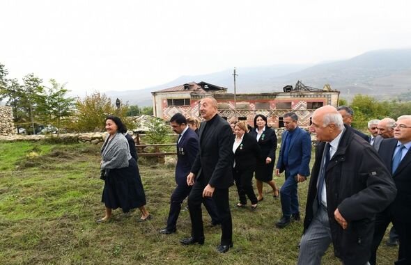 İlham Əliyev Xocavənd rayon ictimaiyyətinin nümayəndələri ilə birlikdə Tuğ kəndində olub - FOTO