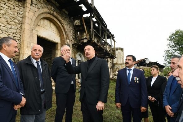 İlham Əliyev Xocavənd rayon ictimaiyyətinin nümayəndələri ilə birlikdə Tuğ kəndində olub - FOTO