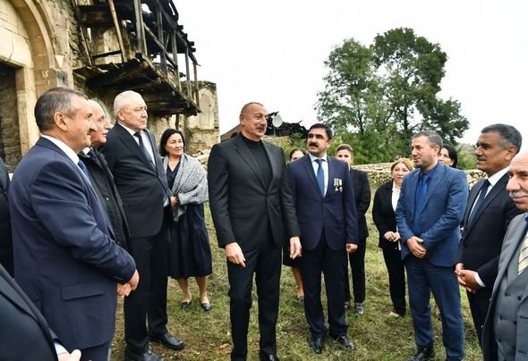 İlham Əliyev Xocavənd rayon ictimaiyyətinin nümayəndələri ilə birlikdə Tuğ kəndində olub - FOTO