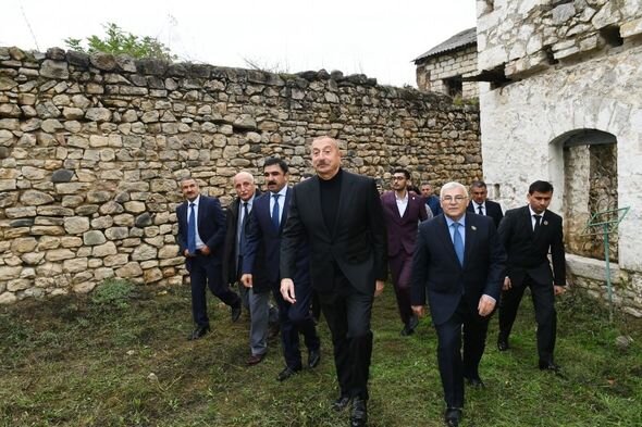 İlham Əliyev Xocavənd rayon ictimaiyyətinin nümayəndələri ilə birlikdə Tuğ kəndində olub - FOTO