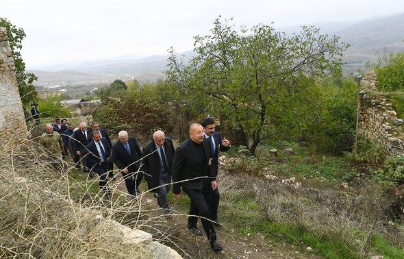 İlham Əliyev Xocavənd rayon ictimaiyyətinin nümayəndələri ilə birlikdə Tuğ kəndində olub - FOTO