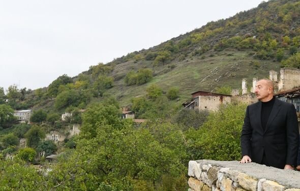 İlham Əliyev Xocavənd rayon ictimaiyyətinin nümayəndələri ilə birlikdə Tuğ kəndində olub - FOTO