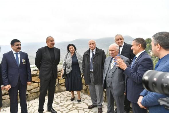 İlham Əliyev Xocavənd rayon ictimaiyyətinin nümayəndələri ilə birlikdə Tuğ kəndində olub - FOTO