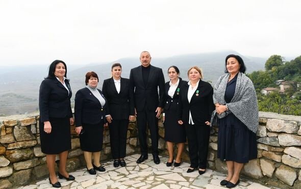 İlham Əliyev Xocavənd rayon ictimaiyyətinin nümayəndələri ilə birlikdə Tuğ kəndində olub - FOTO