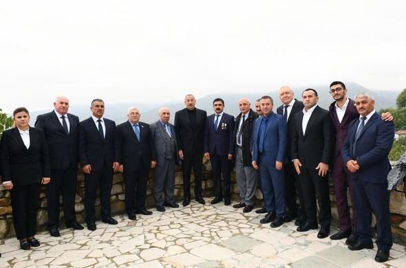 İlham Əliyev Xocavənd rayon ictimaiyyətinin nümayəndələri ilə birlikdə Tuğ kəndində olub - FOTO