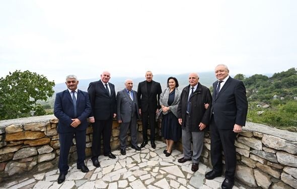 İlham Əliyev Xocavənd rayon ictimaiyyətinin nümayəndələri ilə birlikdə Tuğ kəndində olub - FOTO