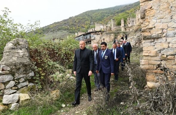 İlham Əliyev Xocavənd rayon ictimaiyyətinin nümayəndələri ilə birlikdə Tuğ kəndində olub - FOTO