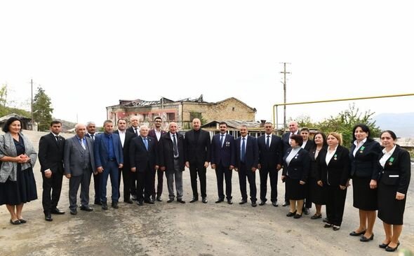 İlham Əliyev Xocavənd rayon ictimaiyyətinin nümayəndələri ilə birlikdə Tuğ kəndində olub - FOTO