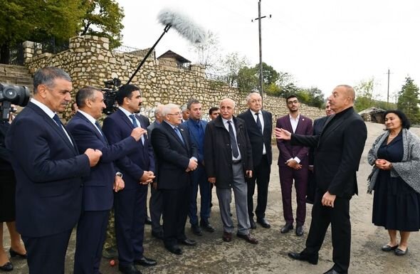 İlham Əliyev Xocavənd rayon ictimaiyyətinin nümayəndələri ilə birlikdə Tuğ kəndində olub - FOTO