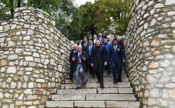 İlham Əliyev Xocavənd rayon ictimaiyyətinin nümayəndələri ilə birlikdə Tuğ kəndində olub - FOTO