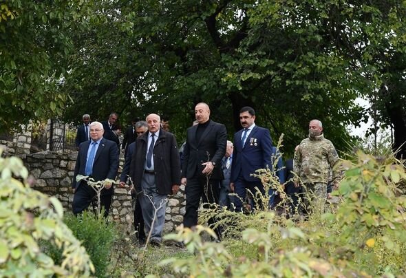 İlham Əliyev Xocavənd rayon ictimaiyyətinin nümayəndələri ilə birlikdə Tuğ kəndində olub - FOTO