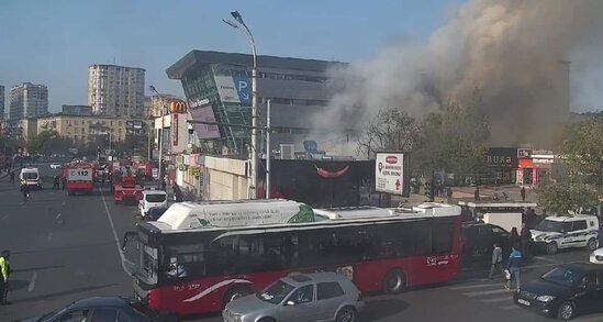 SON DƏQİQƏ: Bakıda məşhur ticarət mərkəzi yanır – YENİLƏNİB+FOTO/ VİDEO