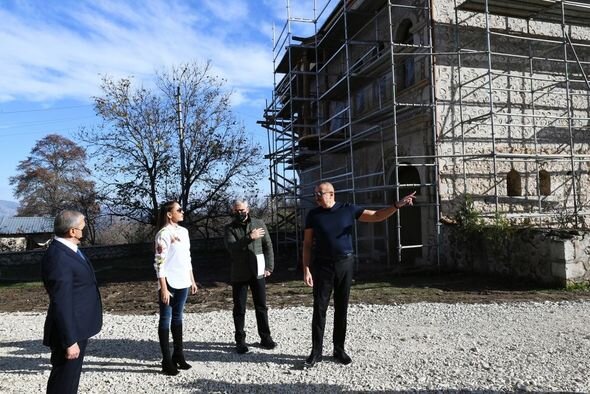 Prezident Şuşada Mehmandarovların malikanə kompleksində aparılan bərpa işləri ilə tanış olub - FOTO