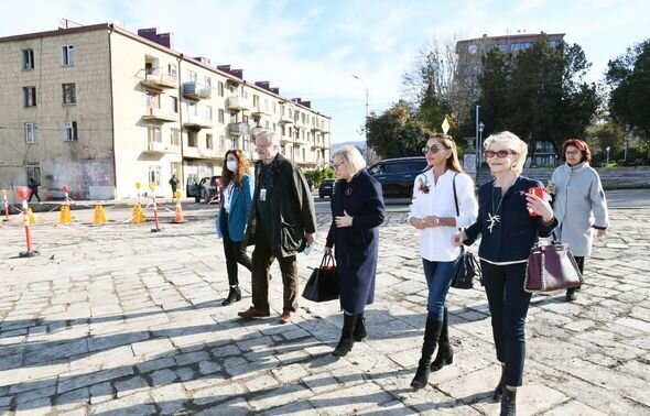 Prezident və Birinci vitse-prezident Şuşada VIII Qlobal Bakı Forumunun iştirakçıları ilə söhbət ediblər - FOTO