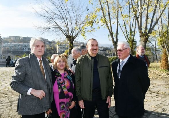 Prezident və Birinci vitse-prezident Şuşada VIII Qlobal Bakı Forumunun iştirakçıları ilə söhbət ediblər - FOTO