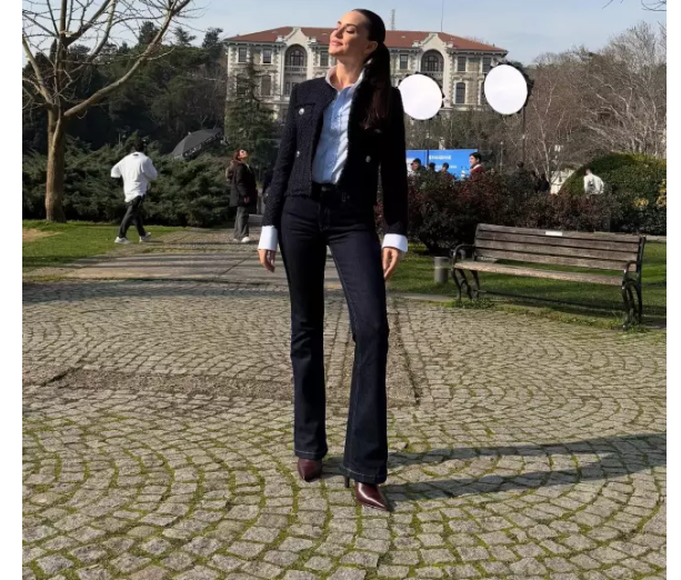 Məşhur aktrisa 11 il sonra oxuduğu universitetin qonağı oldu