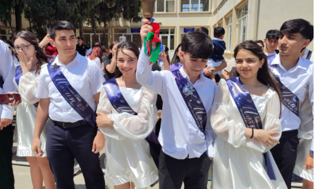 "Məktəblərdə "son zəng" adlı tədbirlər imkanlı valideynlərin təşkil etdiyi bahalı şouya çevrilib"