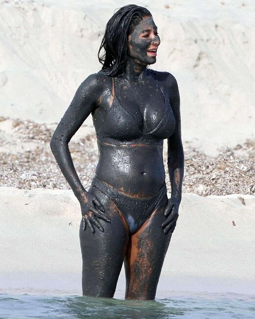 Müğənni sevgilisi ilə palçıq vannalı tətil etdi - FOTO