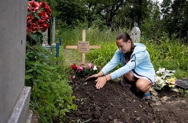 Ana 6 yaşlı oğlunu özü dəfn etdi – Bu foto hamını ağlatdı