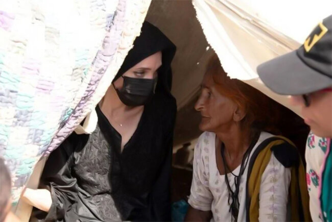 Ancelina Coli Pakistanda seldən əziyyət çəkən insanlarla görüşdü - VİDEO