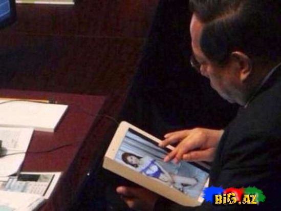 Deputat çılpaq qızlara baxarkən yaxalandı