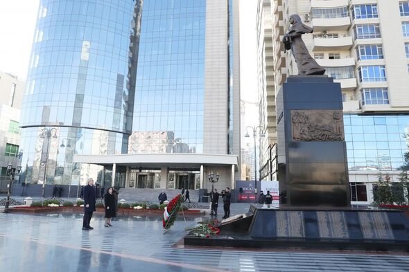 Dövlət və hökumət rəsmiləri Xocalı soyqırımı abidəsini ziyarət ediblər - FOTO
