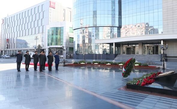 Dövlət və hökumət rəsmiləri Xocalı soyqırımı abidəsini ziyarət ediblər - FOTO