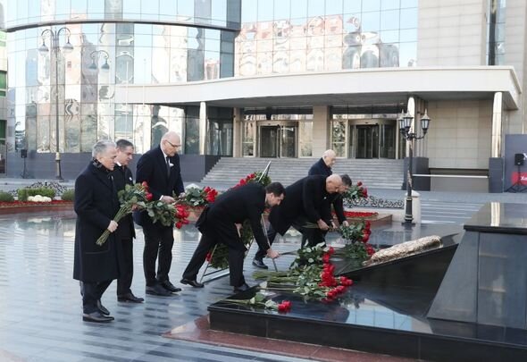 Dövlət və hökumət rəsmiləri Xocalı soyqırımı abidəsini ziyarət ediblər - FOTO