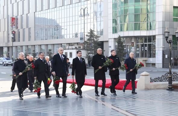 Dövlət və hökumət rəsmiləri Xocalı soyqırımı abidəsini ziyarət ediblər - FOTO