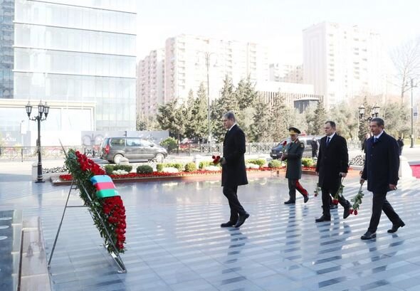 Dövlət və hökumət rəsmiləri Xocalı soyqırımı abidəsini ziyarət ediblər - FOTO