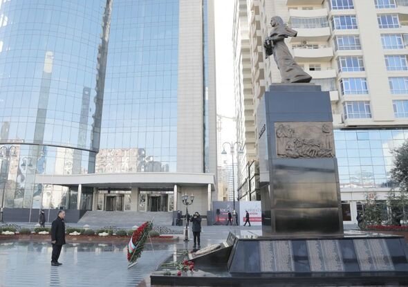Dövlət və hökumət rəsmiləri Xocalı soyqırımı abidəsini ziyarət ediblər - FOTO