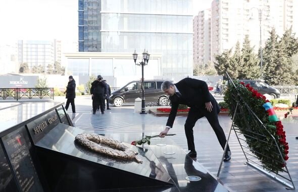 Dövlət və hökumət rəsmiləri Xocalı soyqırımı abidəsini ziyarət ediblər - FOTO