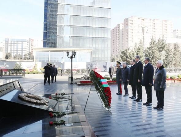 Dövlət və hökumət rəsmiləri Xocalı soyqırımı abidəsini ziyarət ediblər - FOTO