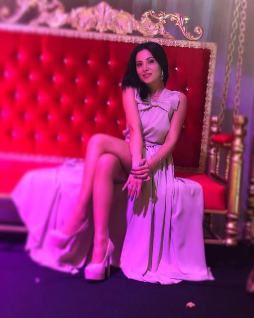 Ayan elə oturdu ki, hər yeri çöldə qaldı - FOTO
