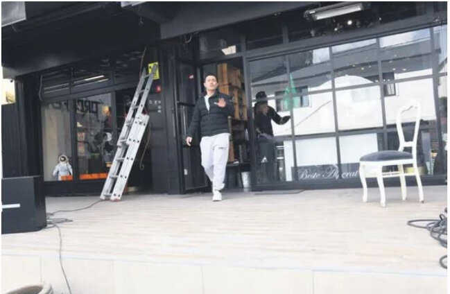 Məşhur müğənni 14 yaşlı oğluna ayaqqabı mağazası açır - FOTO
