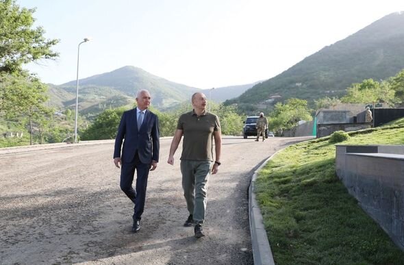 Prezident Laçında Heydər Əliyev, Zəfər və 28 May küçələrinin kəsişməsində lövhələrin açılışını edib - FOTO