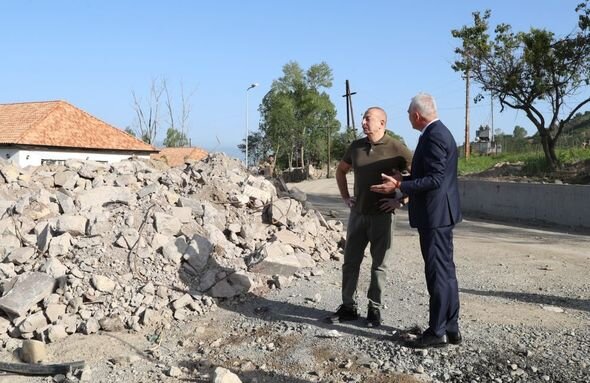 Prezident Laçında Heydər Əliyev, Zəfər və 28 May küçələrinin kəsişməsində lövhələrin açılışını edib - FOTO