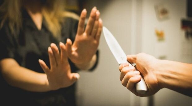 Azərbaycanda dəhşətli ailə münaqişəsi: Kişi arvadını bıçaqladı, özünü yandırdı - VİDEO