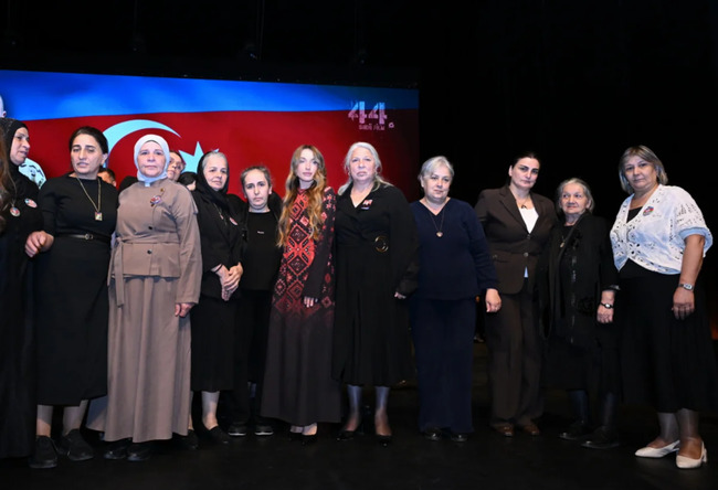 Arzu Əliyeva və Alyona Əliyeva "44" bədii filminin premyerasında iştirak ediblər