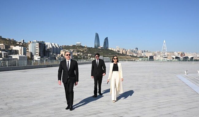 Prezident xanımı və oğlu ilə Bayraq Meydanında - Fotolar