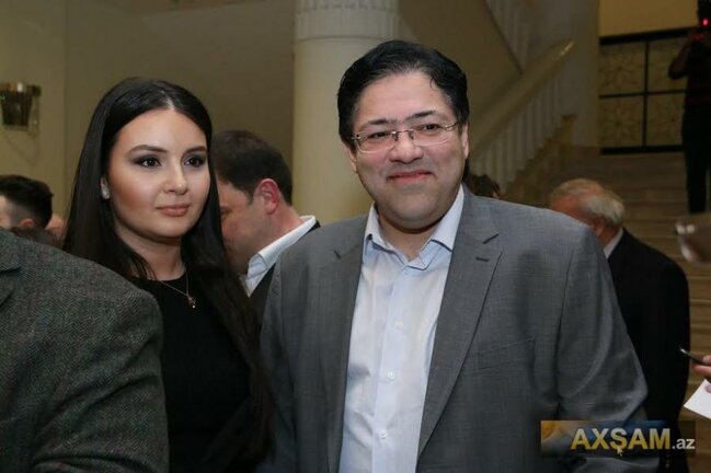 Ərini yanında hər yerə aparan müğənnilərimiz - Fotolar