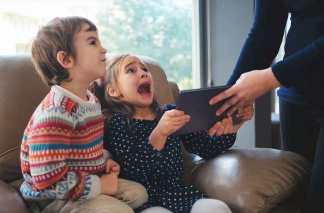 Sosial şəbəkə qadağası yox, ailə diqqəti vacibdir