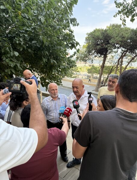 "Biz susa bilmərik!" - Qazilər və aztəminatlı ailələr David Seliverstova dəstək üçün müəssisənin qarşısına toplaşdı