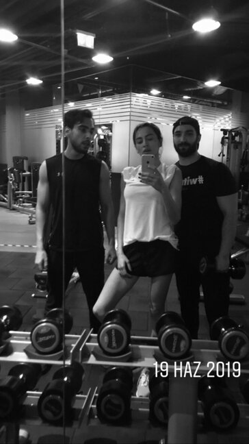 Günay sevgilisinin yarıçılpaq fotosunu paylaşdı