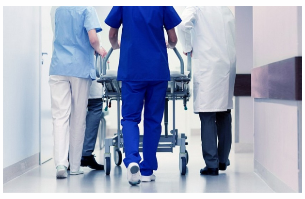 Qaxda kişi restoranda pilləkəndən yıxılaraq ölüb