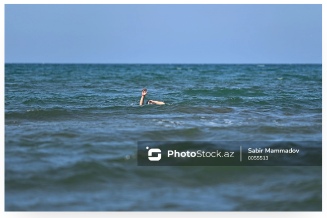 Bakıda çimərlikdə faciə: Səkkiz yaşlı uşağı xilas etmək istəyən kişi özü də boğuldu