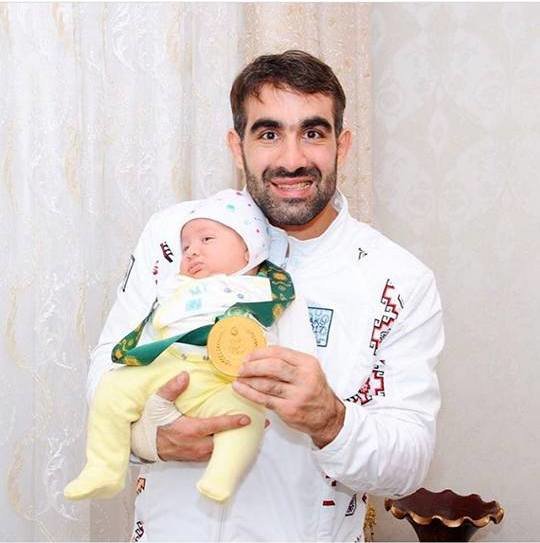 Rafael Ağayev qucağında oğlu, əlində də qızıl medalı - FOTO