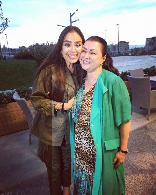 Leyla Əliyeva Firəngiz Mütəllimova ilə parkda - Foto
