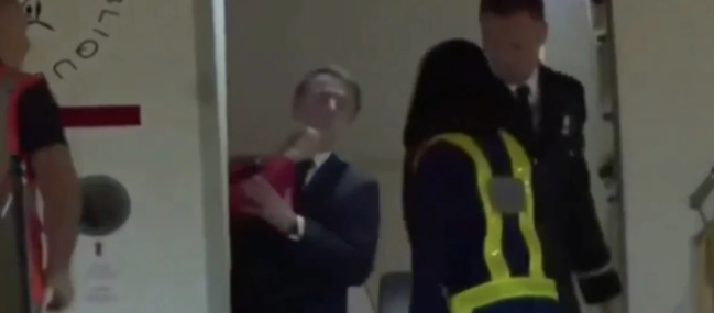 Makronla həyat yoldaşı arasında hava limanında qalmaqal – Brijit Makron ona sillə vurdu